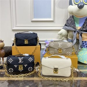 Louis Vuitton Pochette Metis East West M22942 Cream