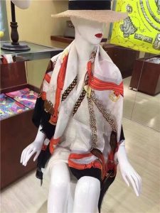 Louis Vuitton Chain Me Square Shawl