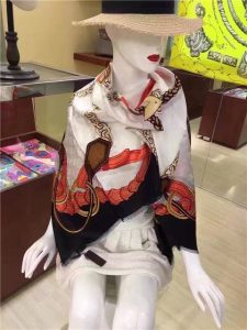 Louis Vuitton Chain Me Square Shawl