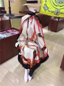 Louis Vuitton Chain Me Square Shawl