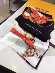 Louis Vuitton Chain Me Square Shawl
