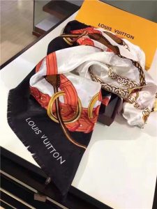 Louis Vuitton Chain Me Square Shawl