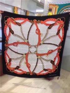 Louis Vuitton Chain Me Square Shawl