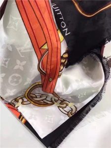 Louis Vuitton Chain Me Square Shawl