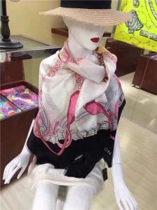 Louis Vuitton Chain Me Square Shawl