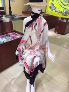Louis Vuitton Chain Me Square Shawl