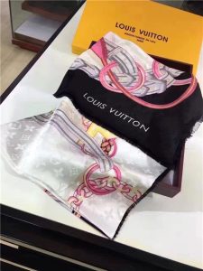 Louis Vuitton Chain Me Square Shawl