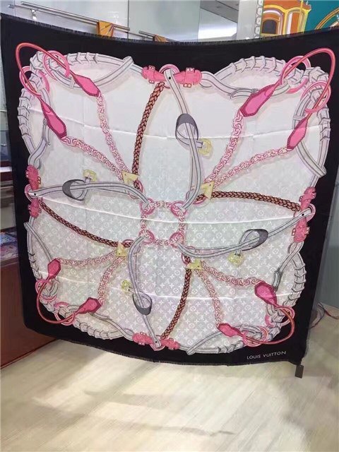 Louis Vuitton Chain Me Square Shawl