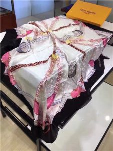 LV Chain Me Square Pink