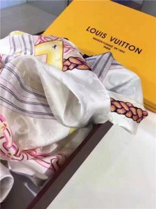 Louis Vuitton Chain Me Square Shawl