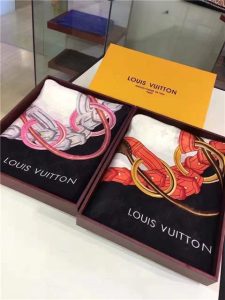Louis Vuitton Chain Me Square Shawl