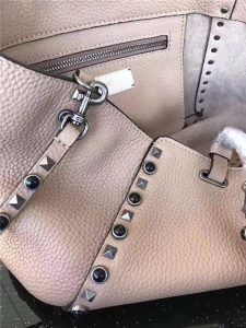 Valentino Rockstud Rolling Poudre with Black stones