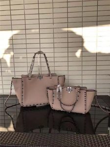 Valentino Rockstud Rolling Poudre with Black stones