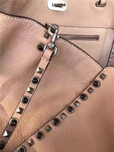Valentino Rockstud Rolling Poudre with Black stones