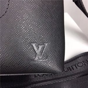 Louis Vuitton Grigori Messenger PM