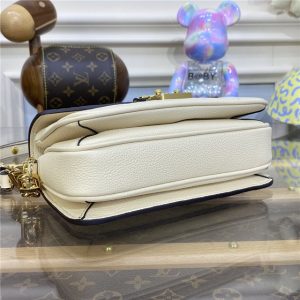 Louis Vuitton Pochette Metis East West M22942 Cream