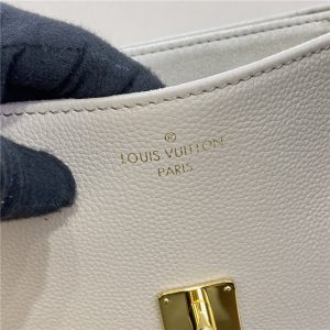 Louis Vuitton Oxford Lockme M22792 Greige