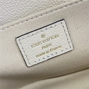 Louis Vuitton Pochette Metis East West M22942 Cream