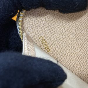 Louis Vuitton Zippy Wallet M83093-8