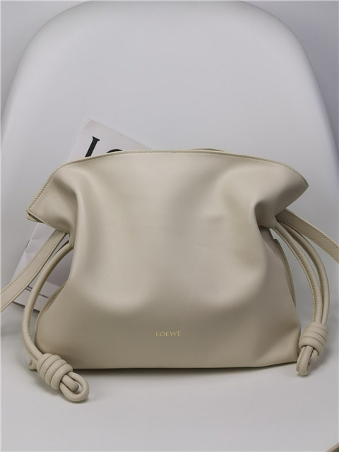 Loewe Flamenco Clutch 11050 Angora-1.jpg