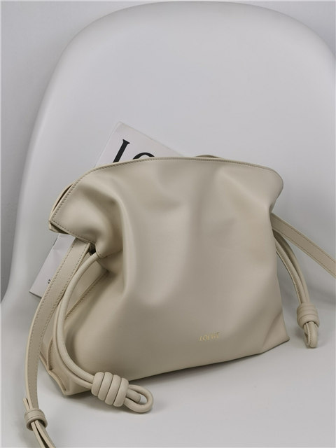 Loewe Flamenco Clutch 11050 Angora-2.jpg