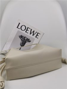 Loewe Flamenco Clutch 11050 Angora-4.jpg