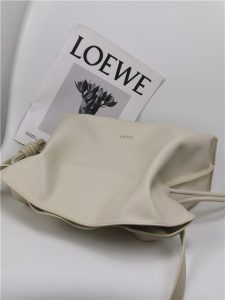 Loewe Flamenco Clutch 11050 Angora-5.jpg