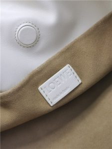 Loewe Flamenco Clutch 11050 Angora-7.jpg
