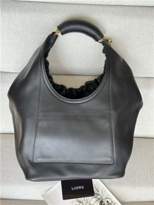 Loewe Medium Squeeze Bag 3902 Black-2.jpg