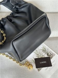 Loewe Medium Squeeze Bag 3902 Black-6.jpg