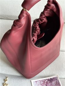 Loewe Medium Squeeze Bag 3902 Burgundy-7.jpg