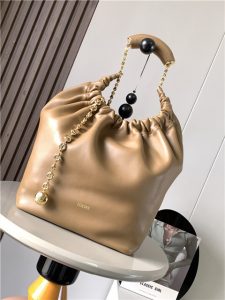 Loewe Medium Squeeze Bag 3902 Oak-1.jpg