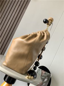 Loewe Medium Squeeze Bag 3902 Oak-2.jpg