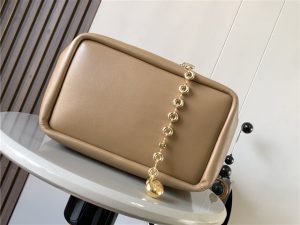 Loewe Medium Squeeze Bag 3902 Oak-4.jpg