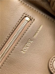 Loewe Medium Squeeze Bag 3902 Oak-9.jpg