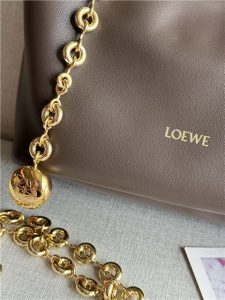 Loewe Small Squeeze Bag 3901 Chocolate-7.jpg