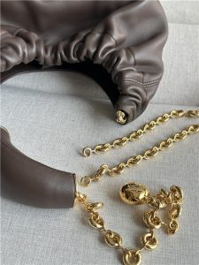 Loewe Small Squeeze Bag 3901 Chocolate-8.jpg