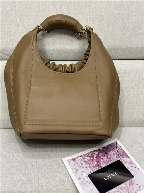 Loewe Small Squeeze Bag 3901 Oak-2.jpg