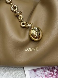 Loewe Small Squeeze Bag 3901 Oak-6.jpg
