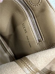 Loewe Small Squeeze Bag 3901 Oak-8.jpg
