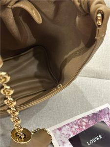 Loewe Small Squeeze Bag 3901 Oak-9.jpg