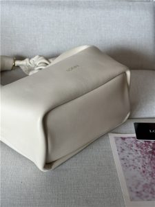Loewe Small Squeeze Bag 3901 White-6.jpg
