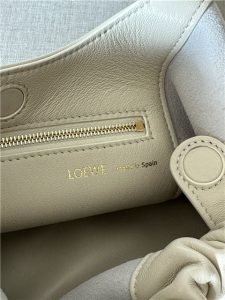 Loewe Small Squeeze Bag 3901 White-9.jpg