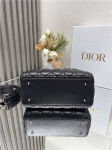 Medium Lady Dior Bag M0565 Black Lambskin-4.jpg