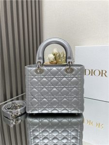 Medium Lady Dior Bag M0565 Grey Pearlescent-3.jpg