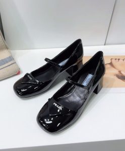 Prada Womens Patent Leather Pumps Black-5
