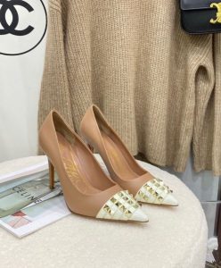 Valentino Garavani Rockstud Alcove Pump-3