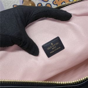 Coussin Hobo MM M12068 Black-10.jpg