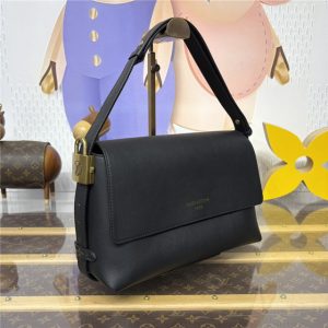 Low Key Messenger M13148 Black-2.jpg