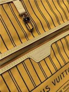 Neverfull Bandouliere Inside Out MM M11947-10.jpg